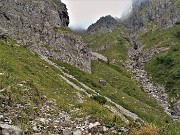 32 La  Val Gerona sale tormentata e il sentiero si sposta ricercando i passaggi meno impegnativi